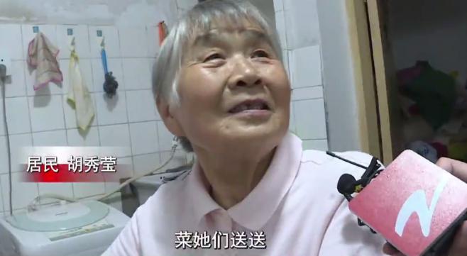 DƬ